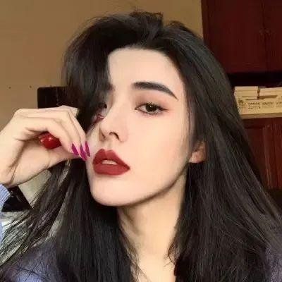 院子里的女人